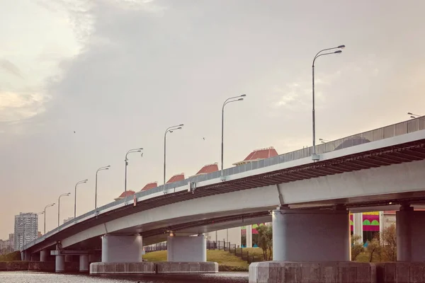 モスクワ市のテクノパークと夢の島につながるKozhukhosky橋 — ストック写真