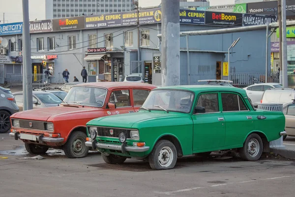 Dois Carros Retro Verde Vermelho — Fotografia de Stock