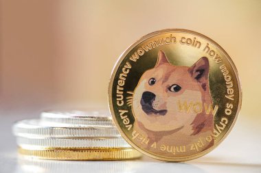 Dogecoin parlak bulanık arkaplanda, yeni konsept şifreli sanal para dijital para çevrimiçi para ödemelerinin, ücretsiz metin alanının geleceğidir.