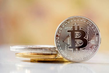 Parlak bulanık zemin üzerinde duran Bitcoin, Yeni konsept şifreli sanal para dijital para çevrimiçi para ödemeleri, ücretsiz metin alanı geleceğidir.