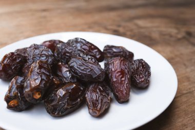Kahverengi kurutulmuş Medjool tarihleri birçok yararlı besin değeri bakımından zengin enerji yoğunluklu meyvelerdir.