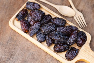 Medjool hurmaları ya da tarihler kahverengi, kurutulmuş meyvelerdir. Bu meyveler deriyle yenir ve çok tatlı bir tadı vardır..