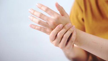 Acı, yaralanma, kireçlenme, uyuşukluk, kas gerginliği, eklem ağrısı veya tıbbî, sağIık ve önleme temaları için fotokopi alanı olan sağlık hizmetleri konularında el ele tutuşan kişinin yakın çekimi.