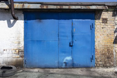 eski metal depo kapısı, hangar, yüksek çözünürlüklü fotoğraf