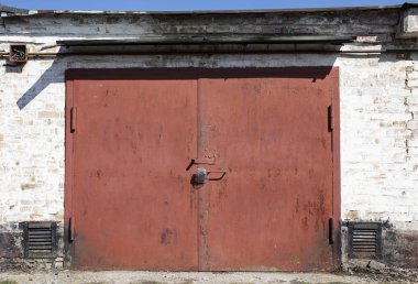 eski metal depo kapısı, hangar, yüksek çözünürlüklü fotoğraf