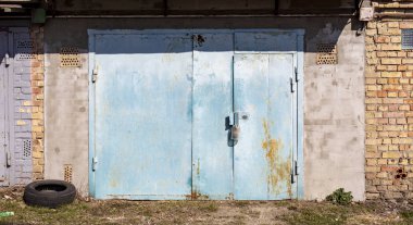 eski metal depo kapısı, hangar, yüksek çözünürlüklü fotoğraf