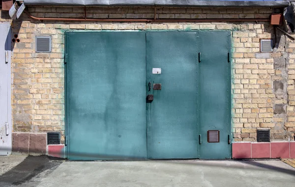 Old Metal Warehouse Door Hangar High Resolution Photo — Stock Photo, Image