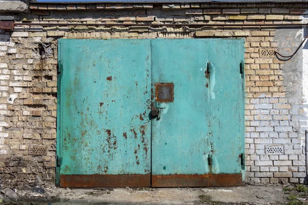 eski metal depo kapısı, hangar, yüksek çözünürlüklü fotoğraf