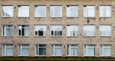 Balkon lu dairelerin bir konut bloğu duvarı