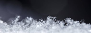 kar üzerinde kar taneleri. Resim 8 bir sıcaklıkta yapılır C