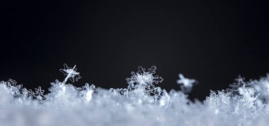 kar üzerinde kar taneleri. Resim 8 bir sıcaklıkta yapılır C