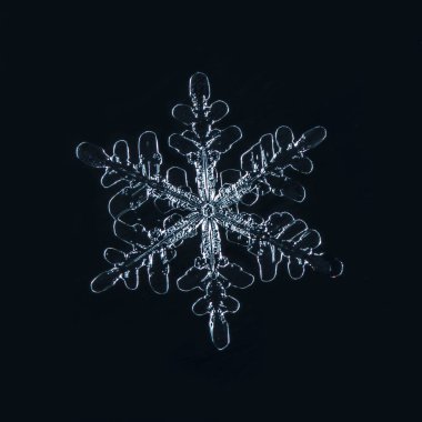 kar üzerinde kar taneleri. Resim 8 bir sıcaklıkta yapılır C