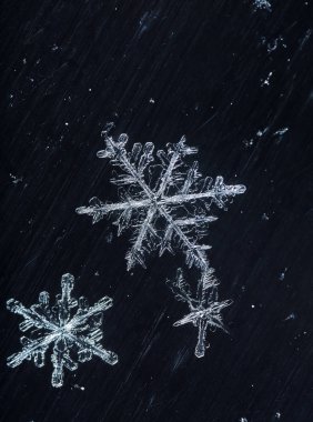 kar üzerinde kar taneleri. Resim 8 bir sıcaklıkta yapılır C