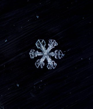 kar üzerinde kar taneleri. Resim 8 bir sıcaklıkta yapılır C