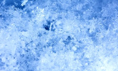 kar üzerinde kar taneleri. Resim 8 bir sıcaklıkta yapılır C