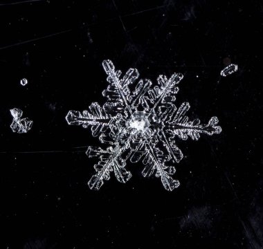 kar üzerinde kar taneleri. Resim 8 bir sıcaklıkta yapılır C