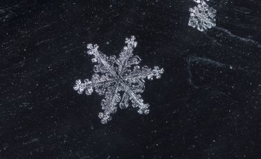 kar üzerinde kar taneleri. Resim 8 bir sıcaklıkta yapılır C