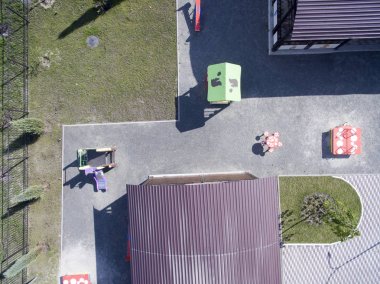 çocuk avlusu, yukarıdan görünümü