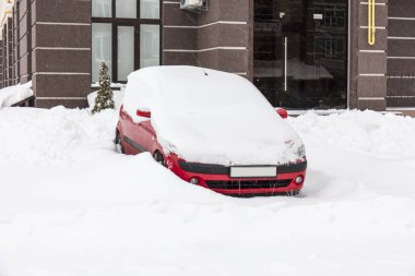 Kar altında otomobil