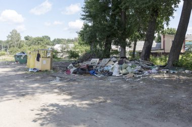 çöp tenekeleri, çöplük