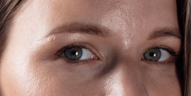 Kadın yüzünü kapat.