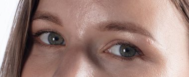 Kadın yüzünü kapat.