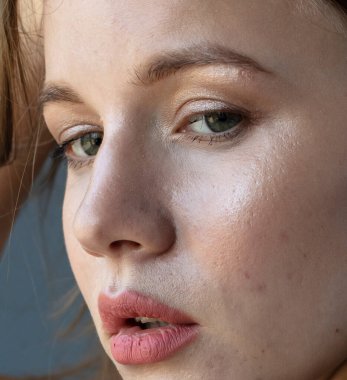 Muhteşem genç bir kadının portresi.