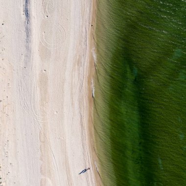 Deniz ve sahil, yukarıdan manzara