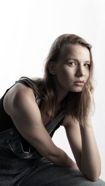 Kot tulumla poz veren çekici bir kadın. 