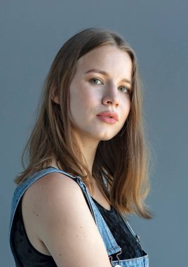 Kot tulumla poz veren çekici bir kadın. 