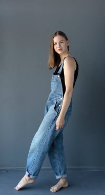 Kot tulumla poz veren çekici bir kadın. 