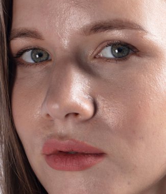 Muhteşem genç bir kadının portresi.