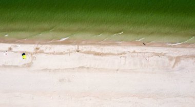 Deniz ve sahil, yukarıdan manzara