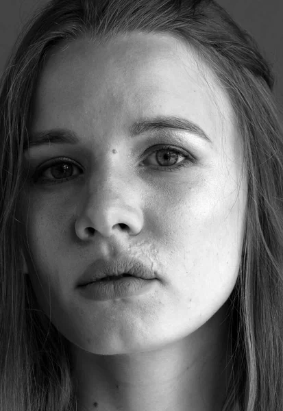 Muhteşem genç bir kadının portresi.