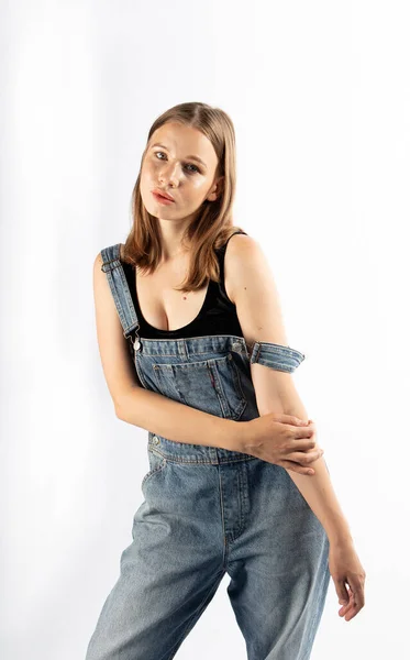 Ung Attraktiv Kvinna Poserar Jeans Overaller — Stockfoto
