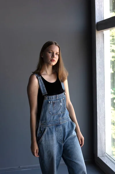 Jovem Mulher Atraente Posando Macacão Jeans — Fotografia de Stock