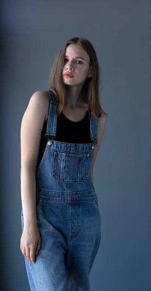 Jovem Mulher Atraente Posando Macacão Jeans — Fotografia de Stock