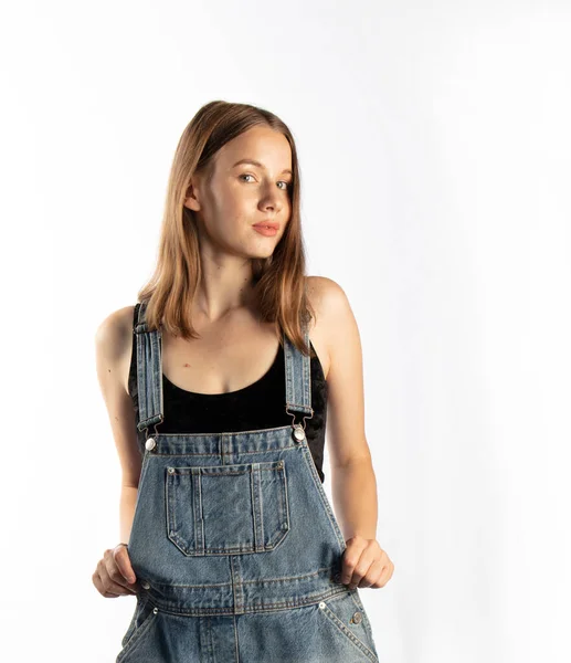 Junge Attraktive Frau Posiert Jeans Overalls — Stockfoto