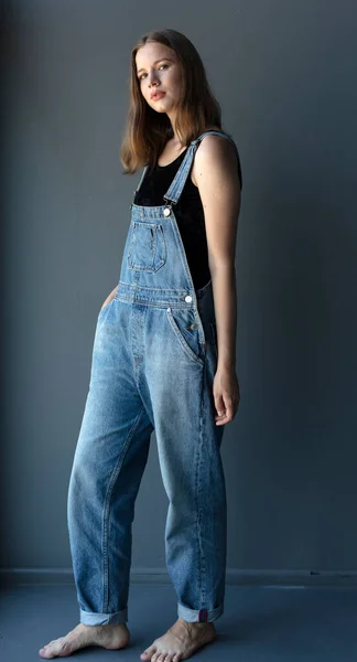 Jovem Mulher Atraente Posando Macacão Jeans — Fotografia de Stock
