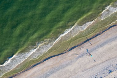 Deniz ve sahil, yukarıdan manzara