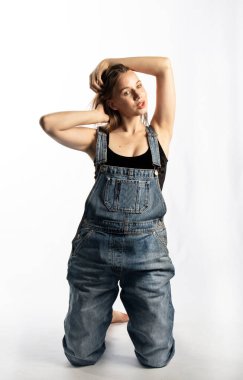 Kot tulumla poz veren çekici bir kadın. 