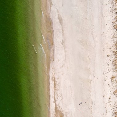 Deniz ve sahil, yukarıdan manzara