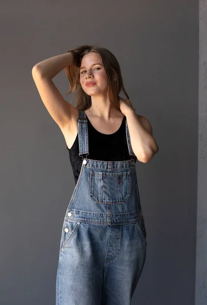 Jovem Mulher Atraente Posando Macacão Jeans — Fotografia de Stock