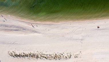 Deniz ve sahil, yukarıdan manzara