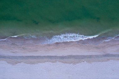 Deniz ve sahil, yukarıdan manzara