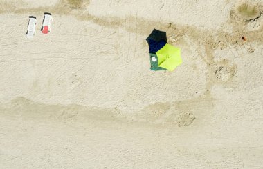 Deniz ve sahil, yukarıdan manzara