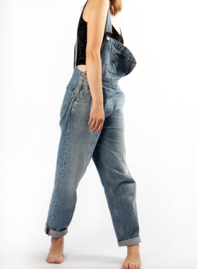 Kadın kot pantolon giyiyor. 