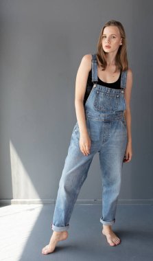 Tulum giymiş güzel bir kadın