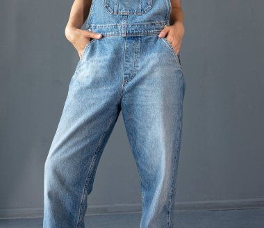 Kadın kot pantolon giyiyor. 