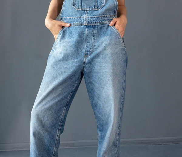 Kadın kot pantolon giyiyor. 